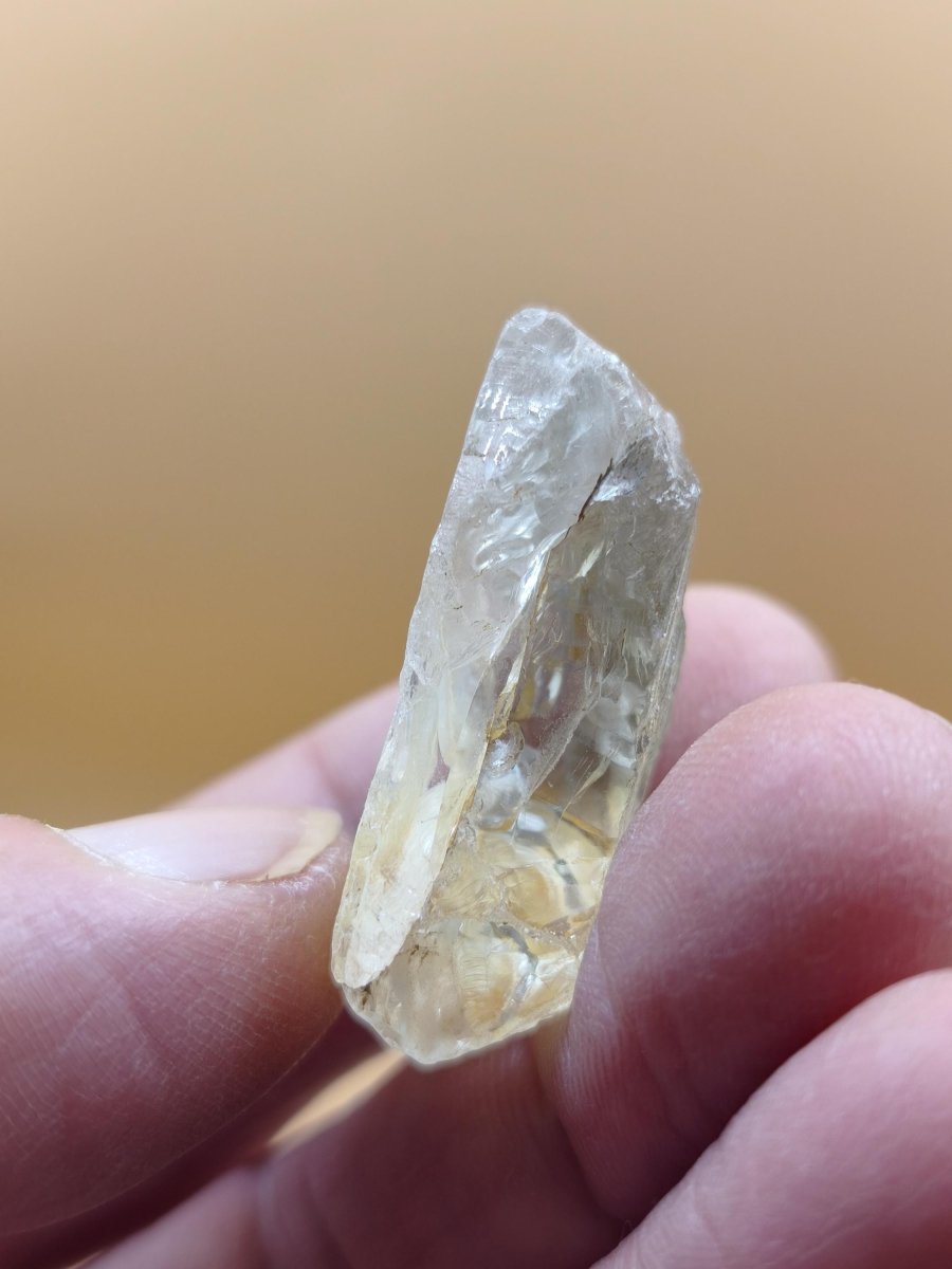 Topas Rohkristall Ukraine | Klarer Edelstein mit goldgelben Einschlüssen | Natürliches Mineralien Honigfarbener Topas Kristall Unikat - Art of Nature Berlin