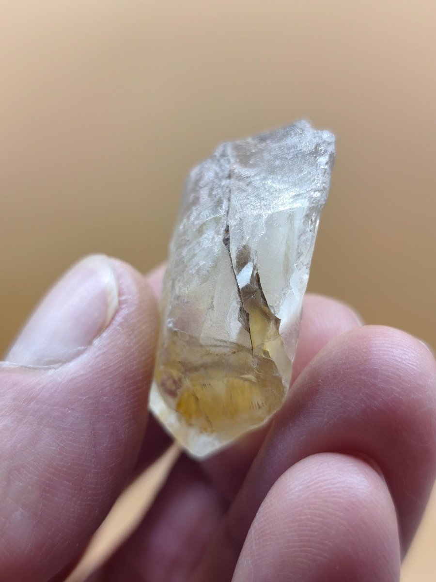 Topas Rohkristall Ukraine | Klarer Edelstein mit goldgelben Einschlüssen | Natürliches Mineralien Honigfarbener Topas Kristall Unikat - Art of Nature Berlin