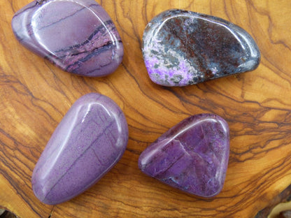 Traumhafte Sugilith Handschmeichler Heilsteine Meditation Therapie Sugilite Edelstein Deko Trommelstein Crystal Energie Lila Violett Flieder - Art of Nature Berlin