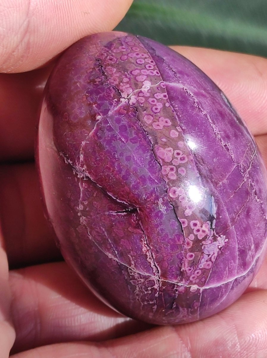 Traumhaftes Sugilith Ei ~ 500ct ~ Sugilite Egg Edelstein Deko Kristall Meditation Energie Heilstein Rarität Selten Sammler Investition Wert - Art of Nature Berlin