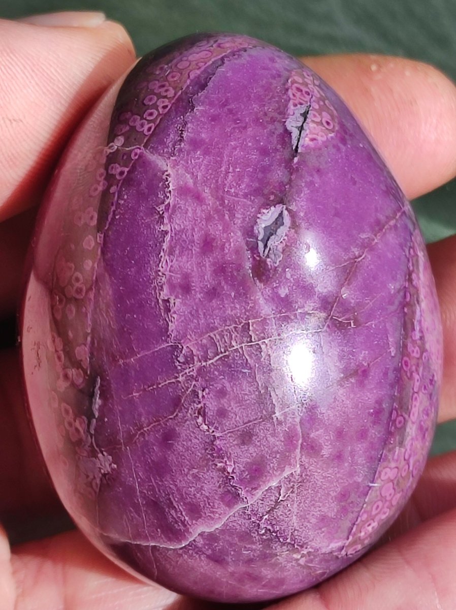 Traumhaftes Sugilith Ei ~ 500ct ~ Sugilite Egg Edelstein Deko Kristall Meditation Energie Heilstein Rarität Selten Sammler Investition Wert - Art of Nature Berlin