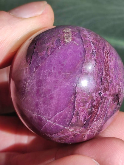 Traumhaftes Sugilith Ei ~ 500ct ~ Sugilite Egg Edelstein Deko Kristall Meditation Energie Heilstein Rarität Selten Sammler Investition Wert - Art of Nature Berlin