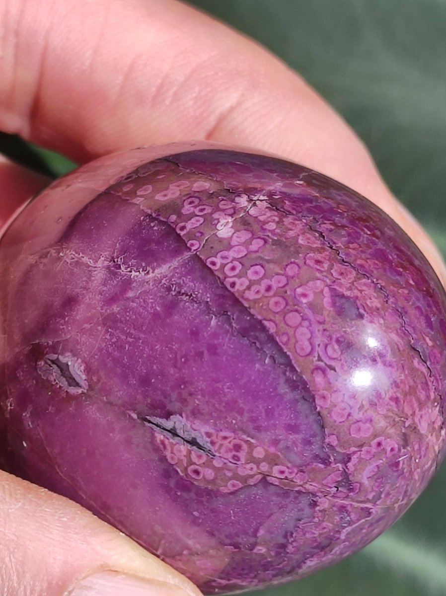 Traumhaftes Sugilith Ei ~ 500ct ~ Sugilite Egg Edelstein Deko Kristall Meditation Energie Heilstein Rarität Selten Sammler Investition Wert - Art of Nature Berlin