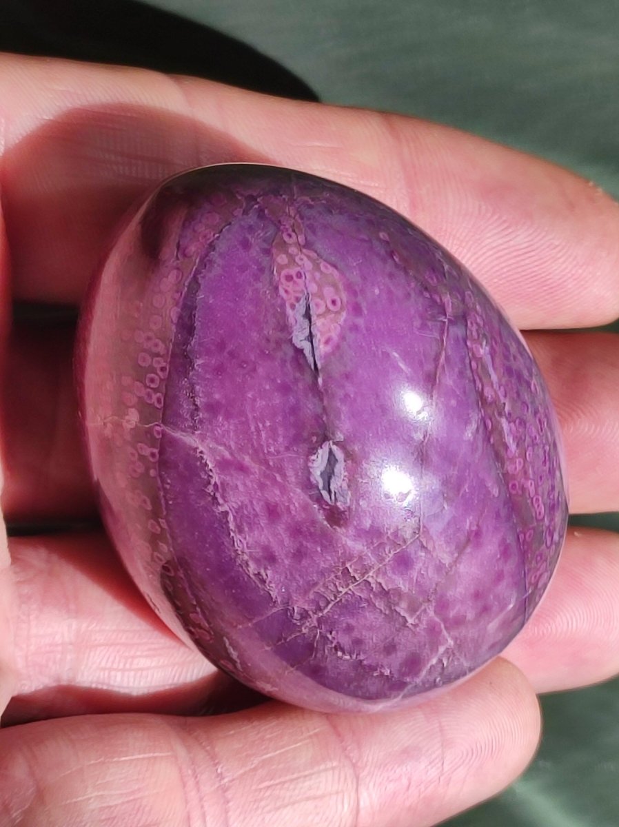 Traumhaftes Sugilith Ei ~ 500ct ~ Sugilite Egg Edelstein Deko Kristall Meditation Energie Heilstein Rarität Selten Sammler Investition Wert - Art of Nature Berlin