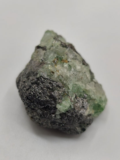 Tsavorit Kristall aus Merelani Tansania | Grüner Granat Rohkristall | Natürlicher Chrom Grossular | Sammler Mineralien roh - Art of Nature Berlin
