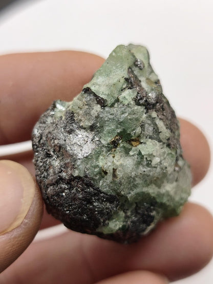 Tsavorit Kristall aus Merelani Tansania | Grüner Granat Rohkristall | Natürlicher Chrom Grossular | Sammler Mineralien roh - Art of Nature Berlin