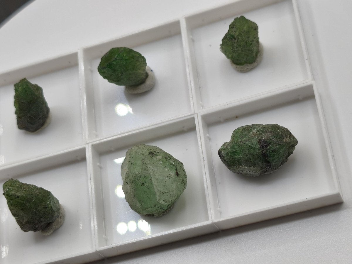 Tsavorit Kristall aus Merelani Tansania | Grüner Granat Rohkristall | Natürlicher Chrom Grossular | Sammler Mineralien roh - Art of Nature Berlin
