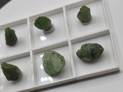 Tsavorit Kristall aus Merelani Tansania | Grüner Granat Rohkristall | Natürlicher Chrom Grossular | Sammler Mineralien roh - Art of Nature Berlin