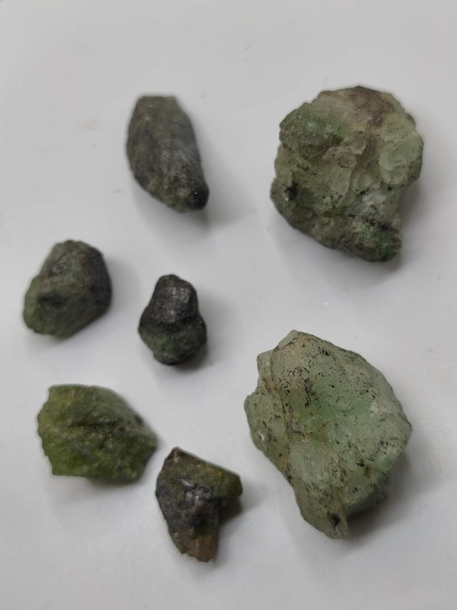 Tsavorit LOT 7x Rohsteine Kristalle aus Merelani Tansania | Grüner Granat Rohkristall | Natürlicher Chrom Grossular | Sammler Mineralien - Art of Nature Berlin