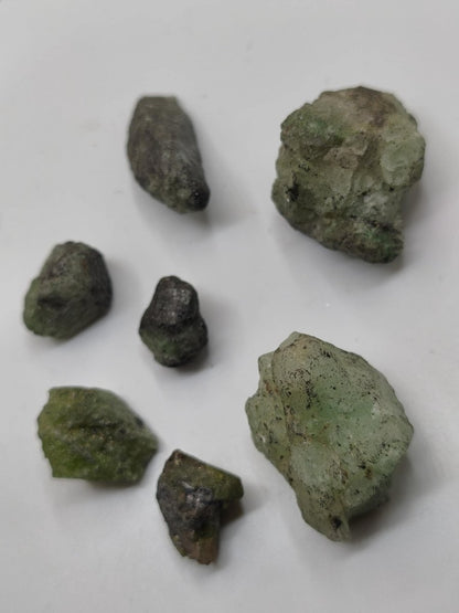 Tsavorit LOT 7x Rohsteine Kristalle aus Merelani Tansania | Grüner Granat Rohkristall | Natürlicher Chrom Grossular | Sammler Mineralien - Art of Nature Berlin