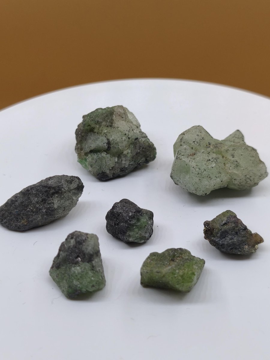 Tsavorit LOT 7x Rohsteine Kristalle aus Merelani Tansania | Grüner Granat Rohkristall | Natürlicher Chrom Grossular | Sammler Mineralien - Art of Nature Berlin