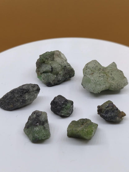 Tsavorit LOT 7x Rohsteine Kristalle aus Merelani Tansania | Grüner Granat Rohkristall | Natürlicher Chrom Grossular | Sammler Mineralien - Art of Nature Berlin