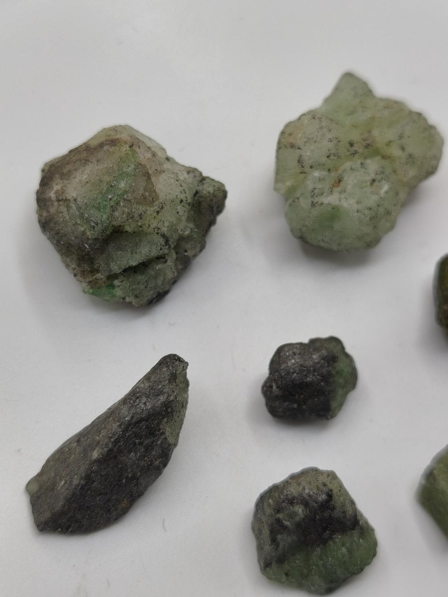 Tsavorit LOT 7x Rohsteine Kristalle aus Merelani Tansania | Grüner Granat Rohkristall | Natürlicher Chrom Grossular | Sammler Mineralien - Art of Nature Berlin