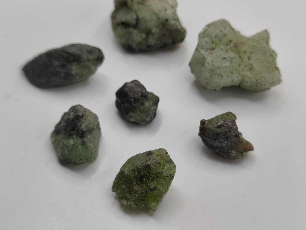 Tsavorit LOT 7x Rohsteine Kristalle aus Merelani Tansania | Grüner Granat Rohkristall | Natürlicher Chrom Grossular | Sammler Mineralien - Art of Nature Berlin