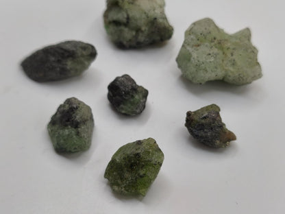 Tsavorit LOT 7x Rohsteine Kristalle aus Merelani Tansania | Grüner Granat Rohkristall | Natürlicher Chrom Grossular | Sammler Mineralien - Art of Nature Berlin