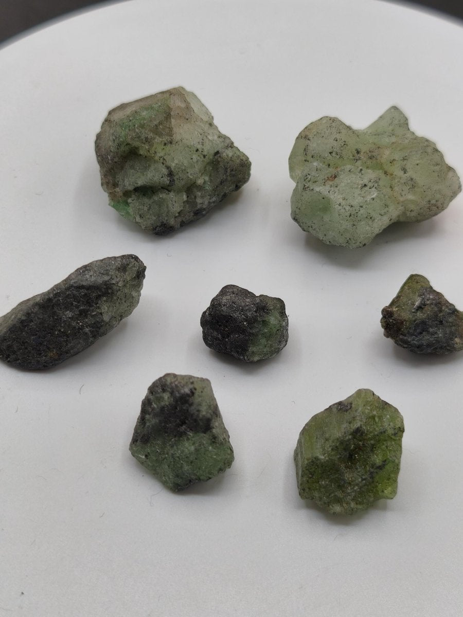 Tsavorit LOT 7x Rohsteine Kristalle aus Merelani Tansania | Grüner Granat Rohkristall | Natürlicher Chrom Grossular | Sammler Mineralien - Art of Nature Berlin