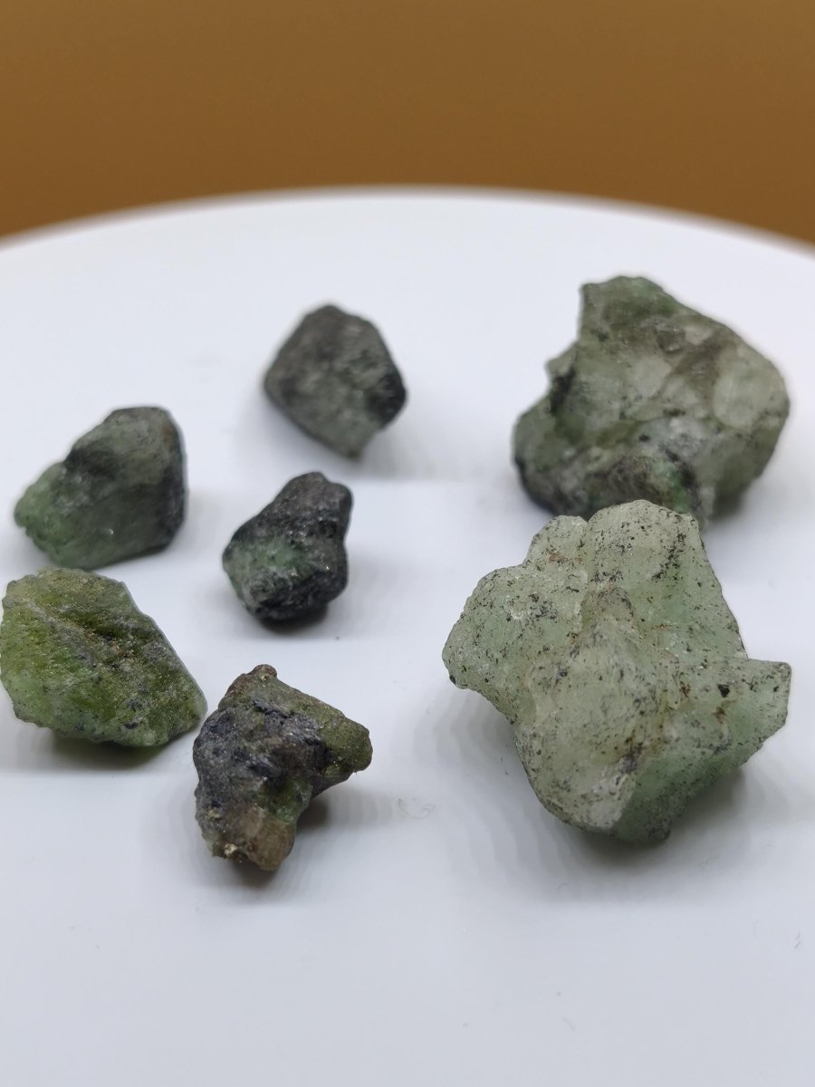 Tsavorit LOT 7x Rohsteine Kristalle aus Merelani Tansania | Grüner Granat Rohkristall | Natürlicher Chrom Grossular | Sammler Mineralien - Art of Nature Berlin