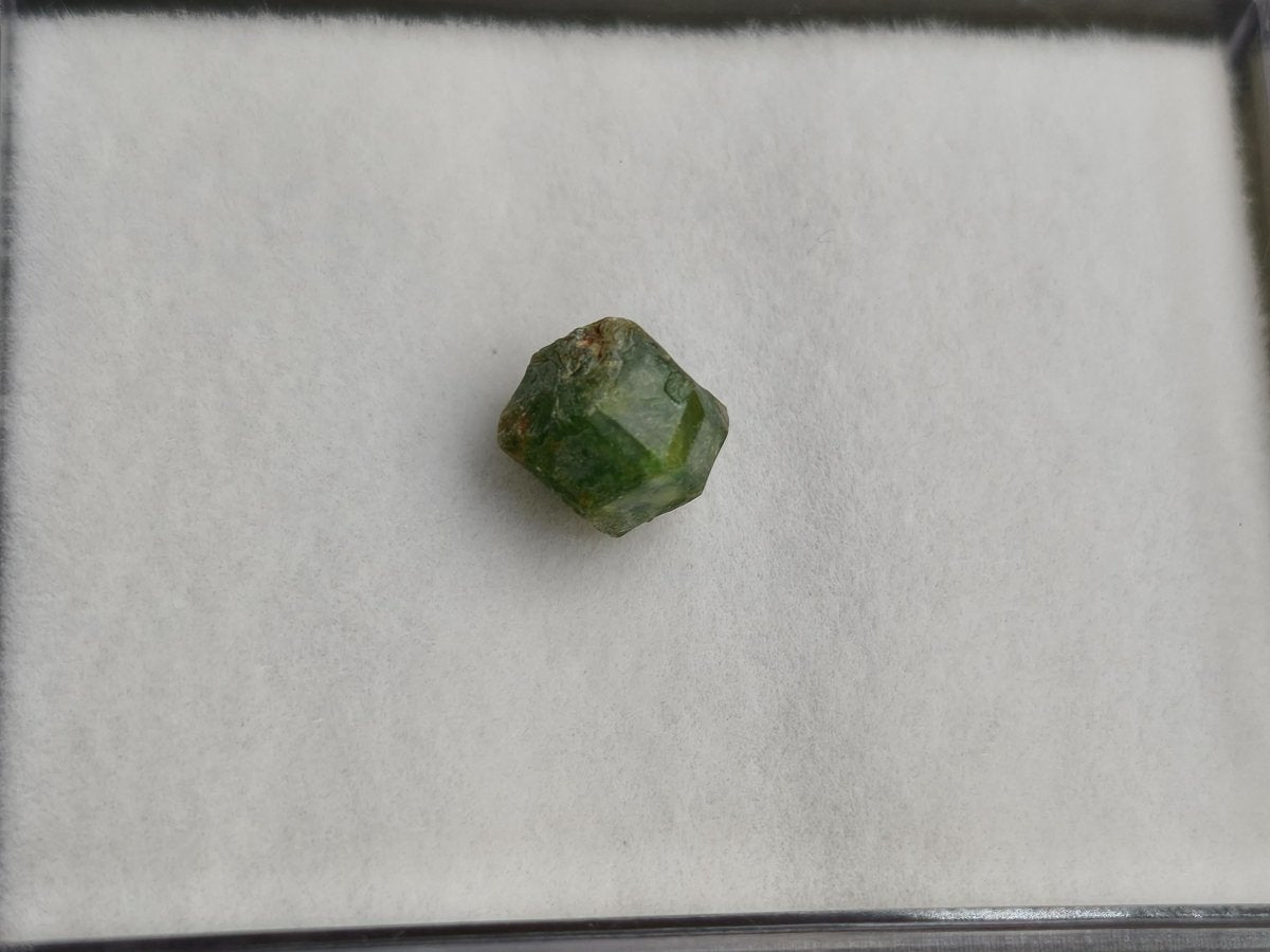 Tsavorit Roh Kristall Sammlerstein Mineralien Tansania grün natürlich Heilstein Rarität klar schimmer - Art of Nature Berlin