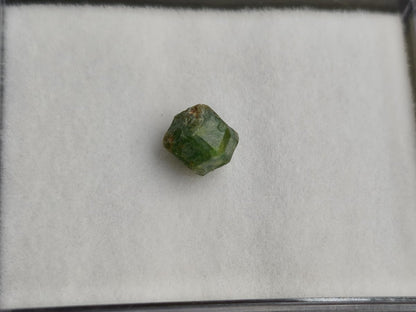Tsavorit Roh Kristall Sammlerstein Mineralien Tansania grün natürlich Heilstein Rarität klar schimmer - Art of Nature Berlin