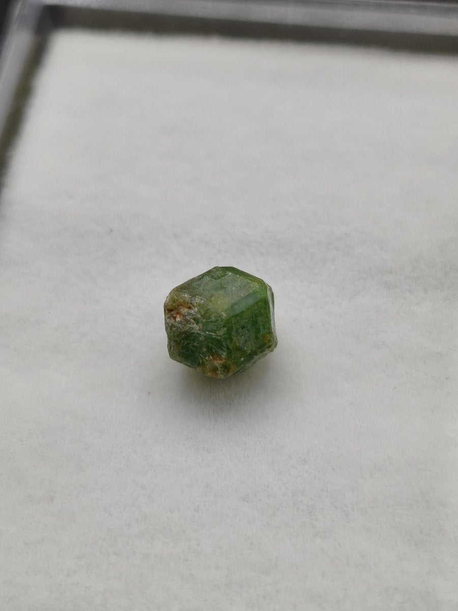 Tsavorit Roh Kristall Sammlerstein Mineralien Tansania grün natürlich Heilstein Rarität klar schimmer - Art of Nature Berlin