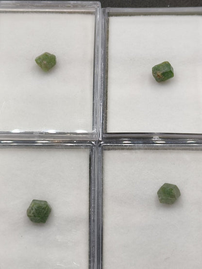 Tsavorit Roh Kristall Sammlerstein Mineralien Tansania grün natürlich Heilstein Rarität klar schimmer - Art of Nature Berlin