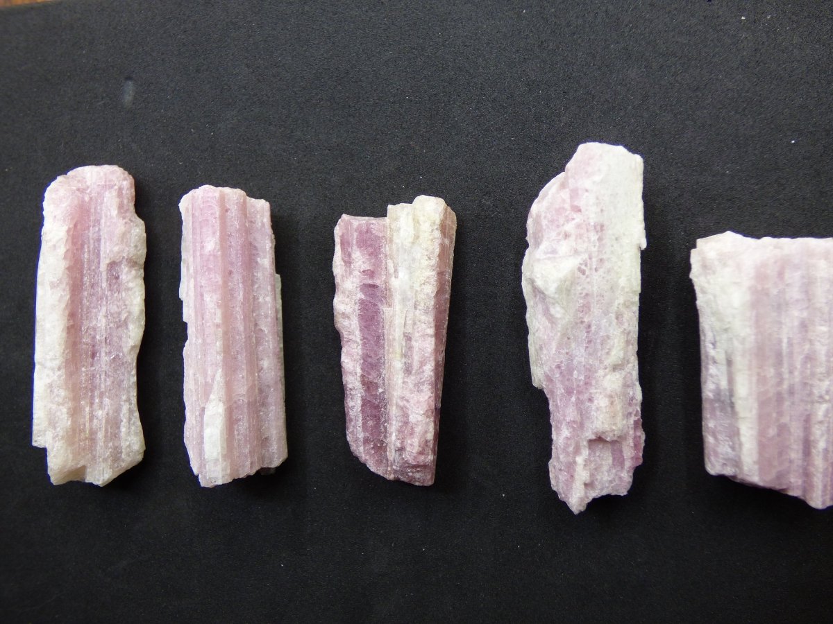 Turmalin Quarz Pink Rosa roh Sammler Stufen Rarität Edelstein Deko Kristall Heilstein Mineral Kollektion Energie Natur Meditation HIPPIE - Art of Nature Berlin