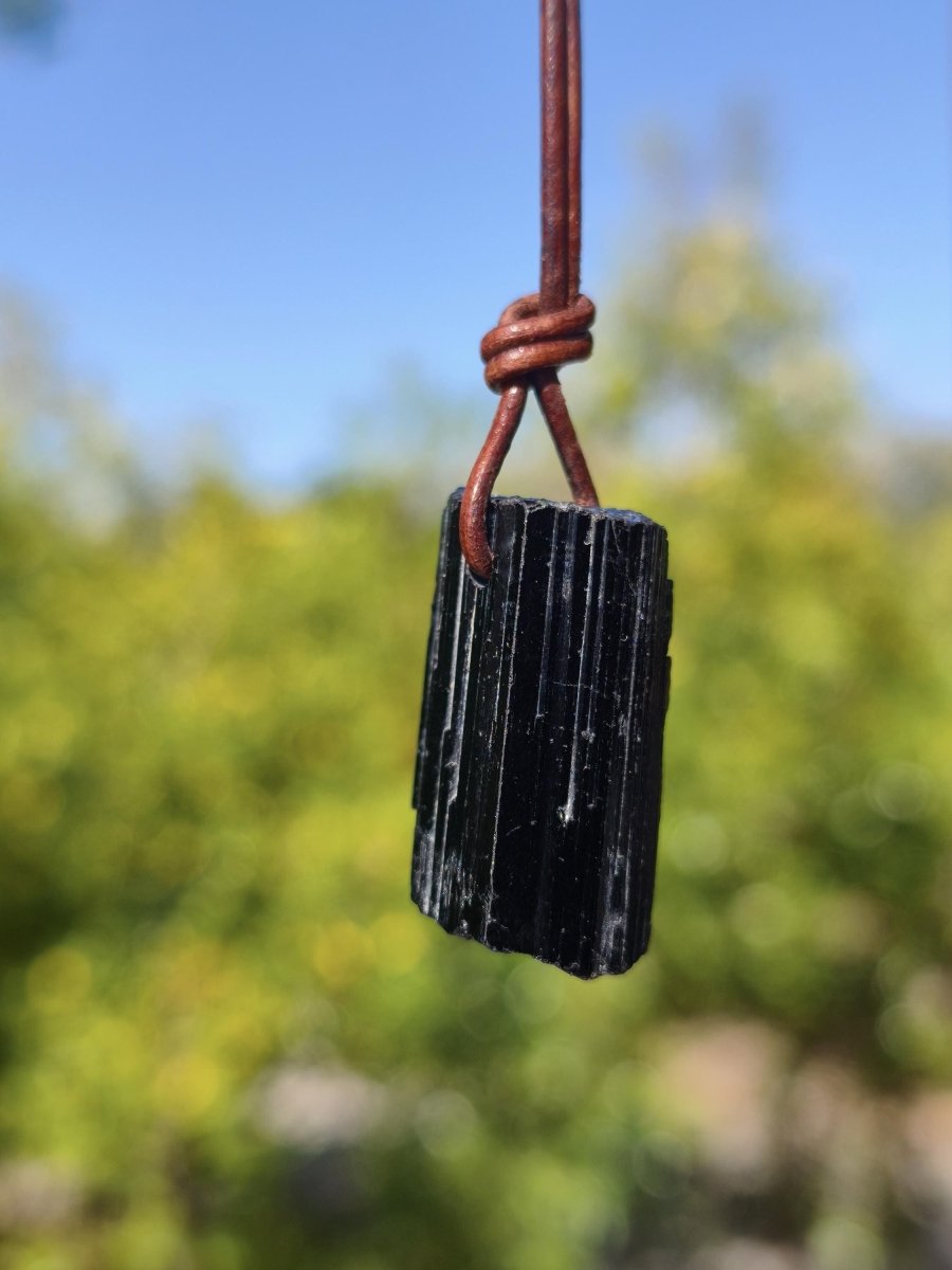 Turmalin / Schörl roh & geschliffen ~ Edelstein Kette schwarz Hippie GoaPsy Boho Tibet Ethno Natur Heilstein Kraft Anhänger Mann Bruder Gift - Art of Nature Berlin