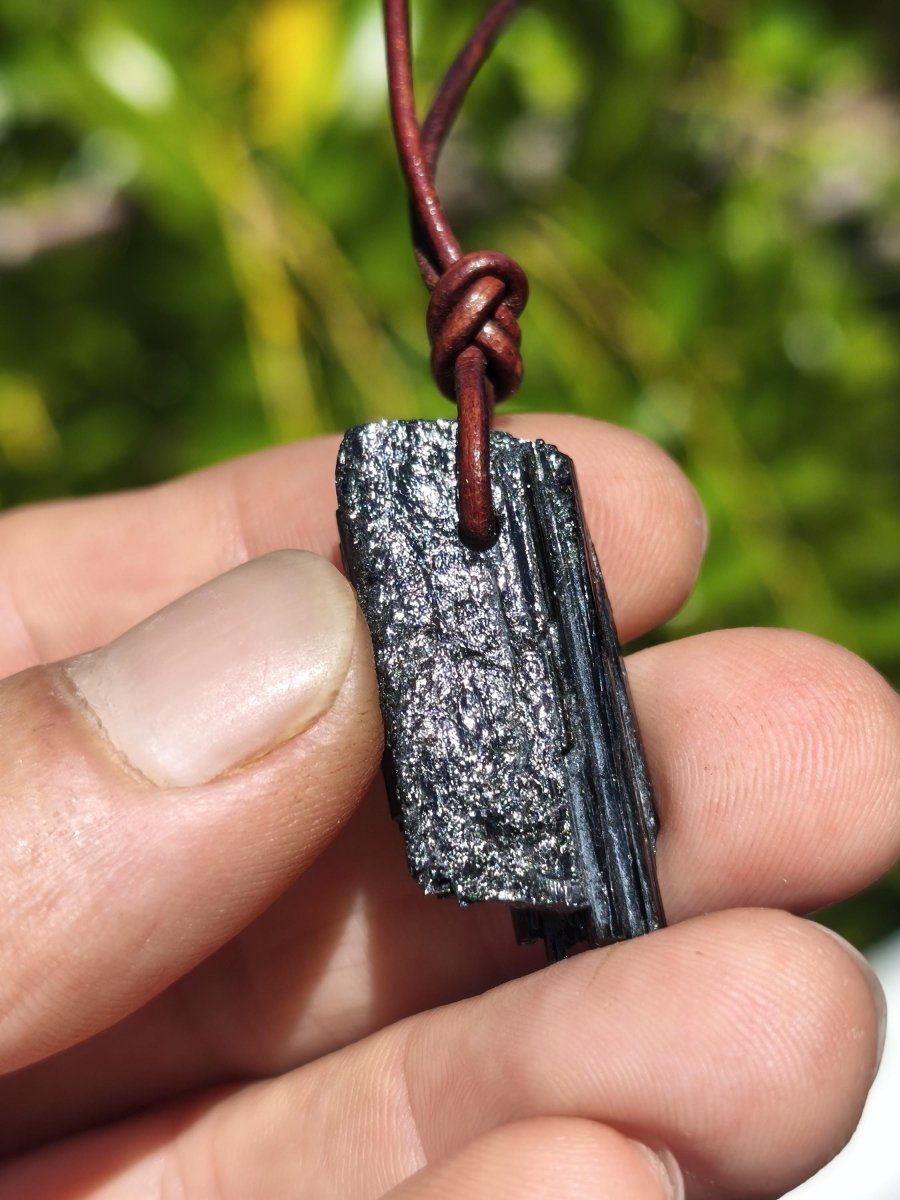 Turmalin / Schörl roh & geschliffen ~ Edelstein Kette schwarz Hippie GoaPsy Boho Tibet Ethno Natur Heilstein Kraft Anhänger Mann Bruder Gift - Art of Nature Berlin