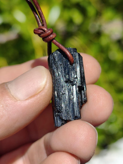 Turmalin / Schörl roh & geschliffen ~ Edelstein Kette schwarz Hippie GoaPsy Boho Tibet Ethno Natur Heilstein Kraft Anhänger Mann Bruder Gift - Art of Nature Berlin