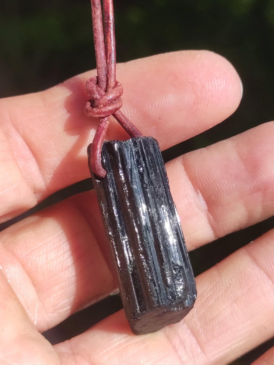 Turmalin / Schörl roh & geschliffen ~ Edelstein Kette schwarz Hippie GoaPsy Boho Tibet Ethno Natur Heilstein Kraft Anhänger Mann Bruder Gift - Art of Nature Berlin