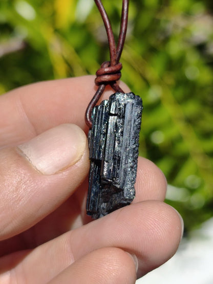 Turmalin / Schörl roh & geschliffen ~ Edelstein Kette schwarz Hippie GoaPsy Boho Tibet Ethno Natur Heilstein Kraft Anhänger Mann Bruder Gift - Art of Nature Berlin