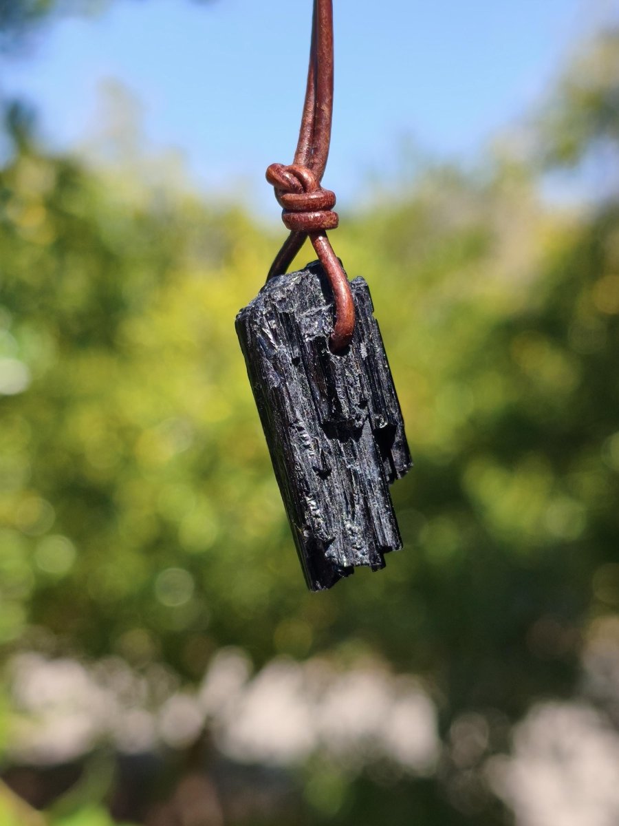 Turmalin / Schörl roh & geschliffen ~ Edelstein Kette schwarz Hippie GoaPsy Boho Tibet Ethno Natur Heilstein Kraft Anhänger Mann Bruder Gift - Art of Nature Berlin