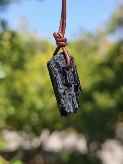 Turmalin / Schörl roh & geschliffen ~ Edelstein Kette schwarz Hippie GoaPsy Boho Tibet Ethno Natur Heilstein Kraft Anhänger Mann Bruder Gift - Art of Nature Berlin