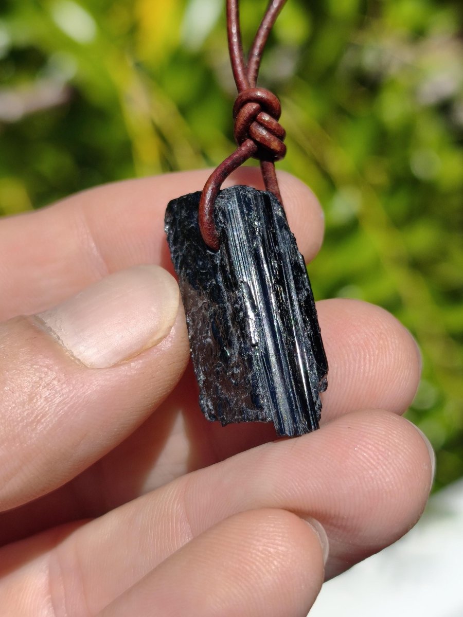 Turmalin / Schörl roh & geschliffen ~ Edelstein Kette schwarz Hippie GoaPsy Boho Tibet Ethno Natur Heilstein Kraft Anhänger Mann Bruder Gift - Art of Nature Berlin