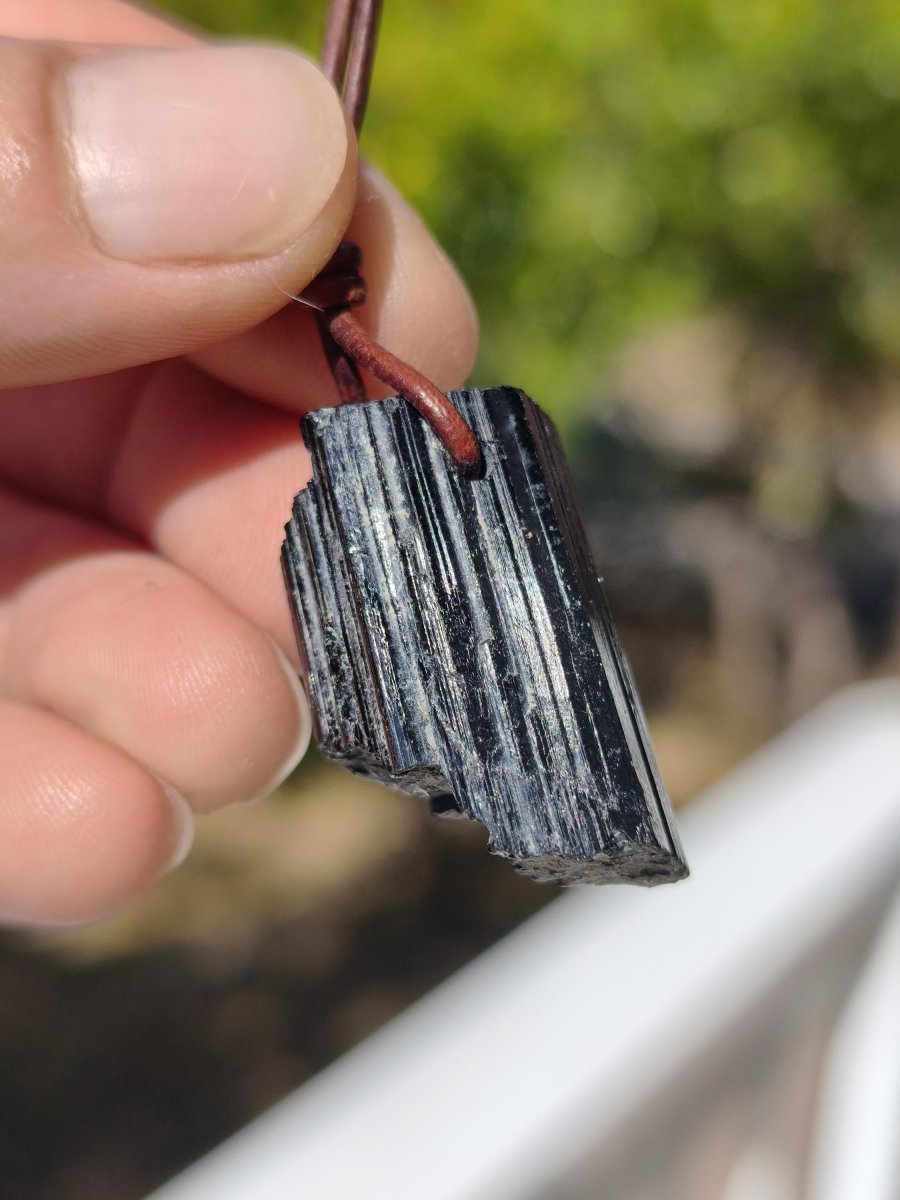 Turmalin / Schörl roh & geschliffen ~ Edelstein Kette schwarz Hippie GoaPsy Boho Tibet Ethno Natur Heilstein Kraft Anhänger Mann Bruder Gift - Art of Nature Berlin