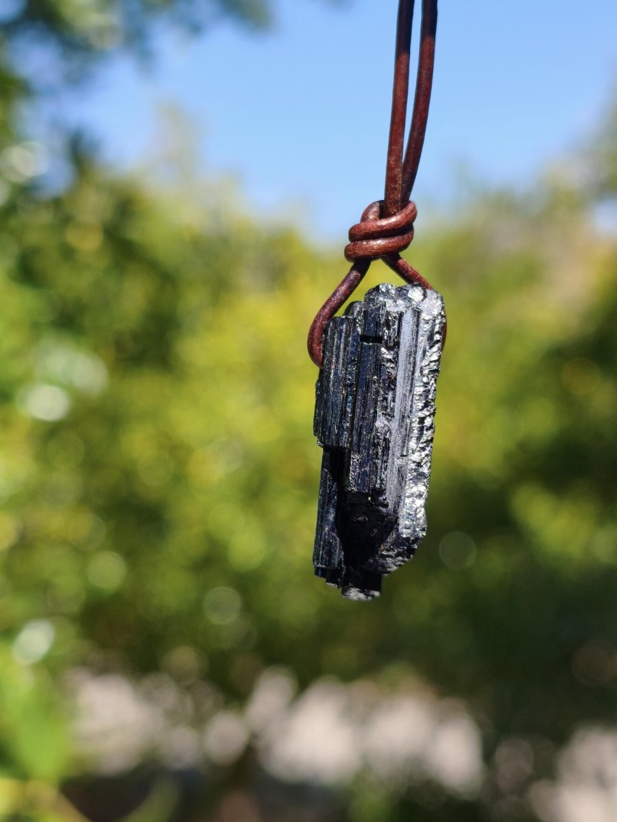 Turmalin / Schörl roh & geschliffen ~ Edelstein Kette schwarz Hippie GoaPsy Boho Tibet Ethno Natur Heilstein Kraft Anhänger Mann Bruder Gift - Art of Nature Berlin