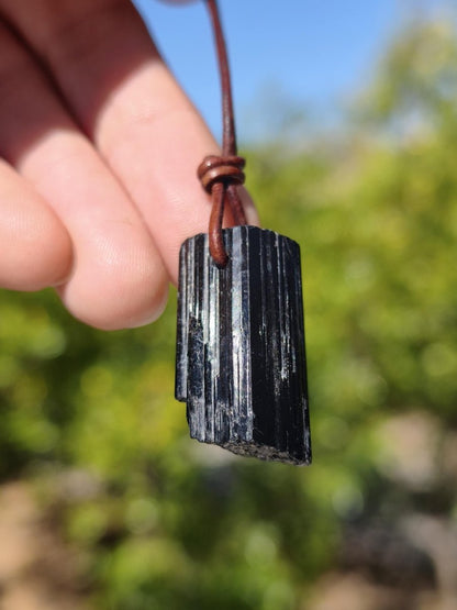 Turmalin / Schörl roh & geschliffen ~ Edelstein Kette schwarz Hippie GoaPsy Boho Tibet Ethno Natur Heilstein Kraft Anhänger Mann Bruder Gift - Art of Nature Berlin