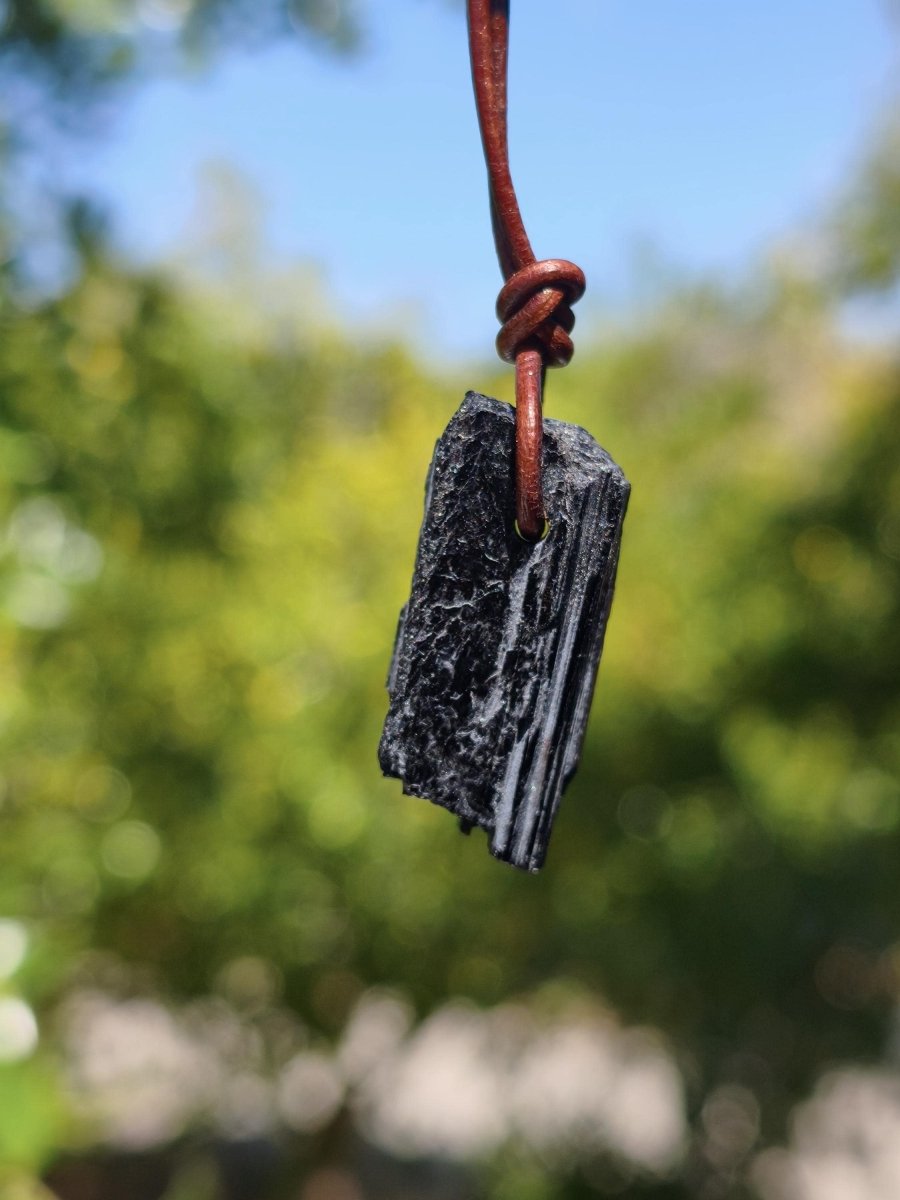 Turmalin / Schörl roh & geschliffen ~ Edelstein Kette schwarz Hippie GoaPsy Boho Tibet Ethno Natur Heilstein Kraft Anhänger Mann Bruder Gift - Art of Nature Berlin