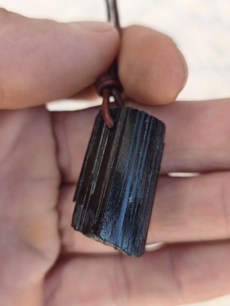 Turmalin / Schörl roh & geschliffen ~ Edelstein Kette schwarz Hippie GoaPsy Boho Tibet Ethno Natur Heilstein Kraft Anhänger Mann Bruder Gift - Art of Nature Berlin