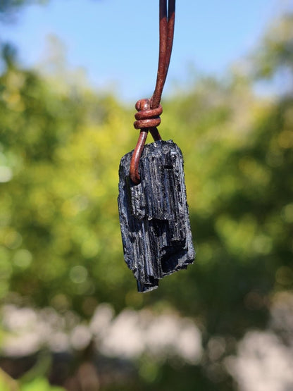 Turmalin / Schörl roh & geschliffen ~ Edelstein Kette schwarz Hippie GoaPsy Boho Tibet Ethno Natur Heilstein Kraft Anhänger Mann Bruder Gift - Art of Nature Berlin