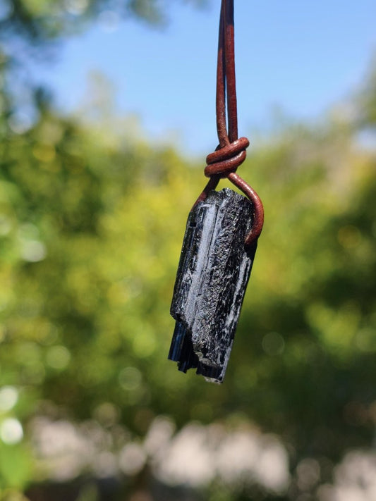 Turmalin / Schörl roh & geschliffen ~ Edelstein Kette schwarz Hippie GoaPsy Boho Tibet Ethno Natur Heilstein Kraft Anhänger Mann Bruder Gift - Art of Nature Berlin