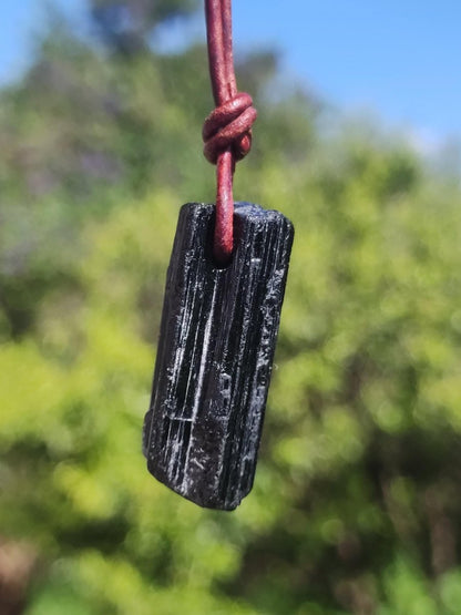 Turmalin / Schörl roh & geschliffen ~ Edelstein Kette schwarz Hippie GoaPsy Boho Tibet Ethno Natur Heilstein Kraft Anhänger Mann Bruder Gift - Art of Nature Berlin