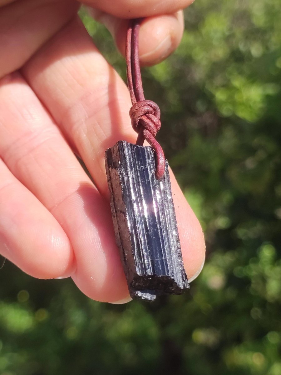 Turmalin / Schörl roh & geschliffen ~ Edelstein Kette schwarz Hippie GoaPsy Boho Tibet Ethno Natur Heilstein Kraft Anhänger Mann Bruder Gift - Art of Nature Berlin