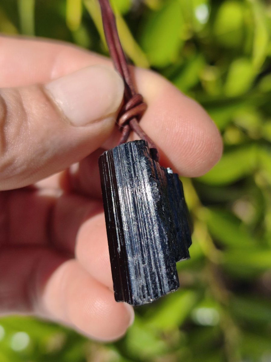 Turmalin / Schörl roh & geschliffen ~ Edelstein Kette schwarz Hippie GoaPsy Boho Tibet Ethno Natur Heilstein Kraft Anhänger Mann Bruder Gift - Art of Nature Berlin