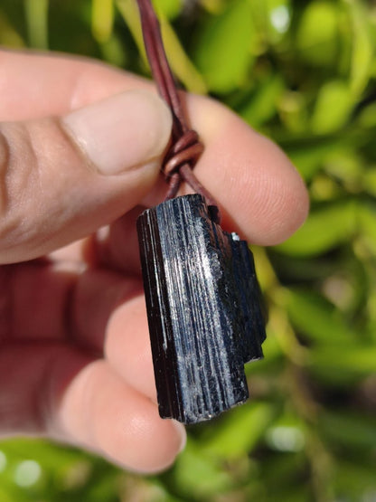 Turmalin / Schörl roh & geschliffen ~ Edelstein Kette schwarz Hippie GoaPsy Boho Tibet Ethno Natur Heilstein Kraft Anhänger Mann Bruder Gift - Art of Nature Berlin