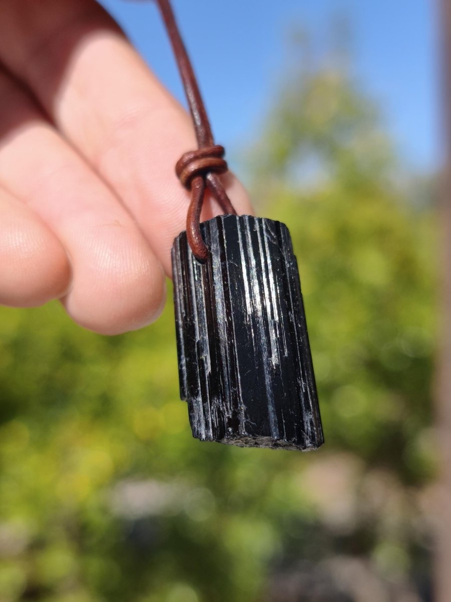 Turmalin / Schörl roh & geschliffen ~ Edelstein Kette schwarz Hippie GoaPsy Boho Tibet Ethno Natur Heilstein Kraft Anhänger Mann Bruder Gift - Art of Nature Berlin