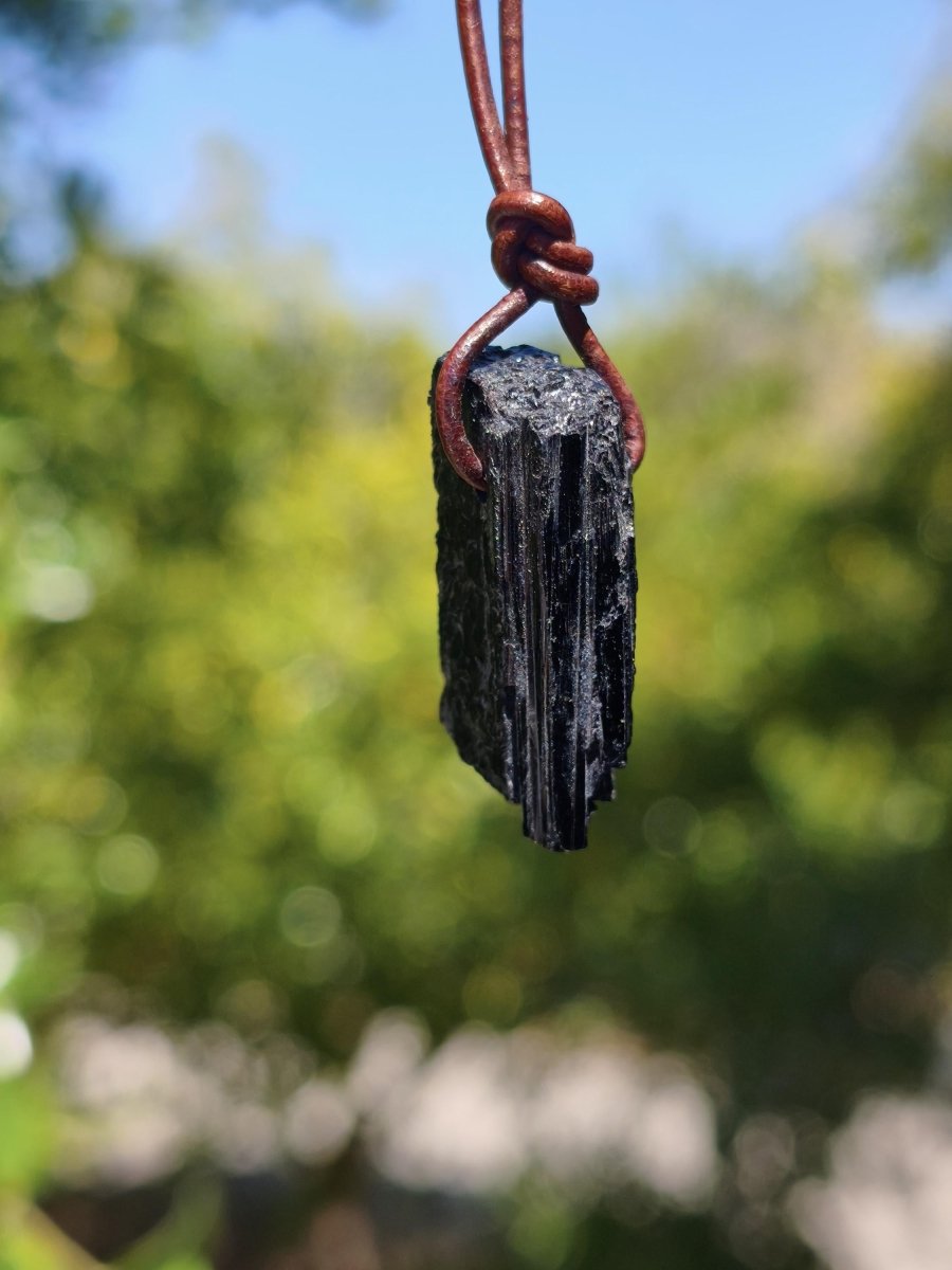 Turmalin / Schörl roh & geschliffen ~ Edelstein Kette schwarz Hippie GoaPsy Boho Tibet Ethno Natur Heilstein Kraft Anhänger Mann Bruder Gift - Art of Nature Berlin