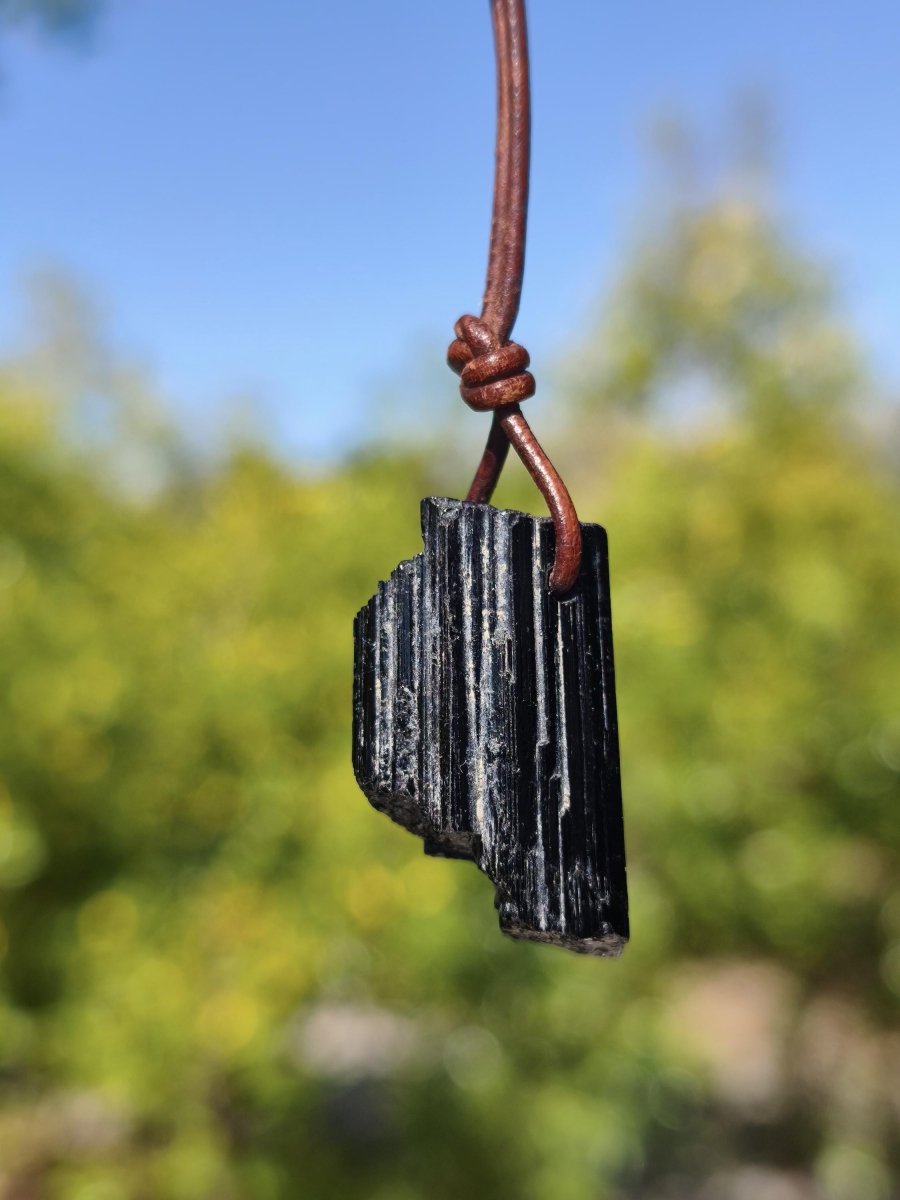 Turmalin / Schörl roh & geschliffen ~ Edelstein Kette schwarz Hippie GoaPsy Boho Tibet Ethno Natur Heilstein Kraft Anhänger Mann Bruder Gift - Art of Nature Berlin
