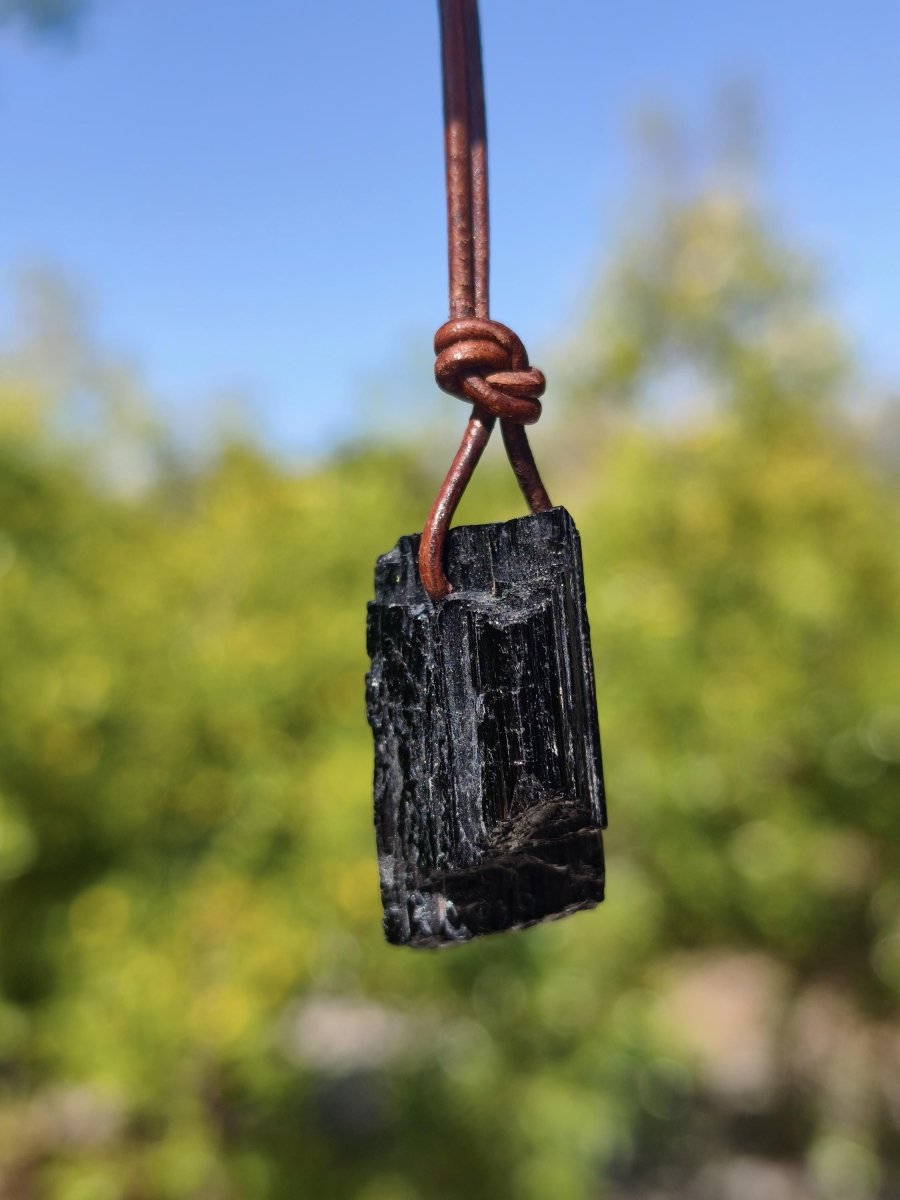 Turmalin / Schörl roh & geschliffen ~ Edelstein Kette schwarz Hippie GoaPsy Boho Tibet Ethno Natur Heilstein Kraft Anhänger Mann Bruder Gift - Art of Nature Berlin