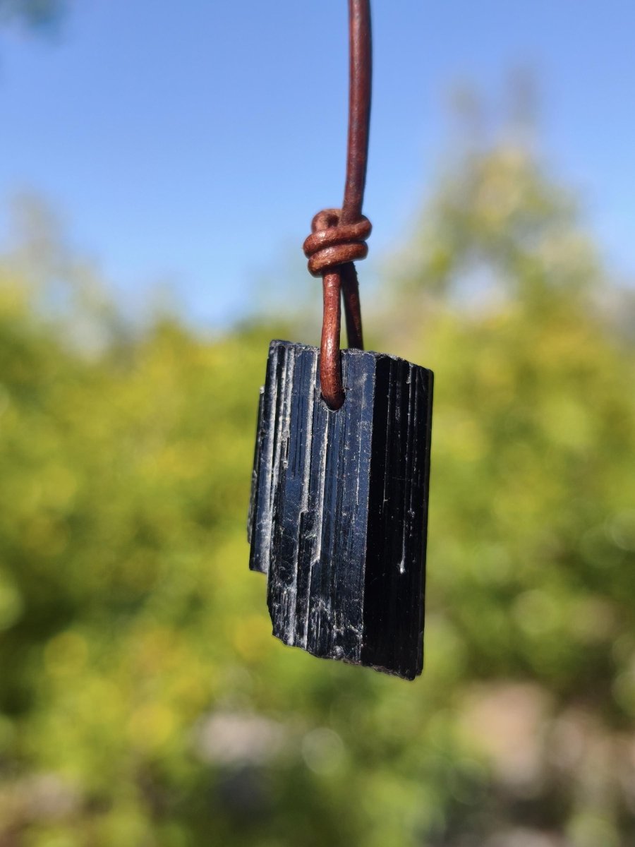 Turmalin / Schörl roh & geschliffen ~ Edelstein Kette schwarz Hippie GoaPsy Boho Tibet Ethno Natur Heilstein Kraft Anhänger Mann Bruder Gift - Art of Nature Berlin